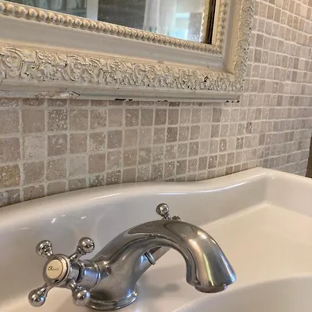 לינה וארוחת בוקר La Maison Magique Saint-Chamassy