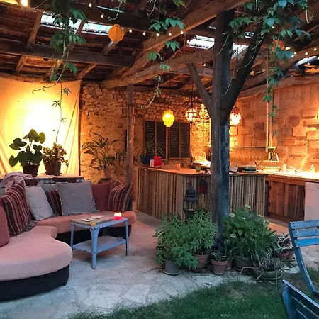 La Maison Magique Bed & Breakfast Saint-Chamassy